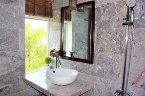 Deluxe Double or Twin Room, Garden View | Bathroom | Shower, hydromassage showerhead, free toiletries, hair dryer - Green Bud Homestay (Hoi An)