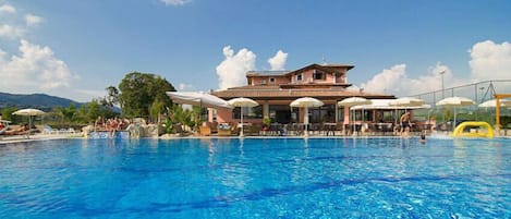 Piscina stagionale all'aperto, ombrelloni da piscina, lettini