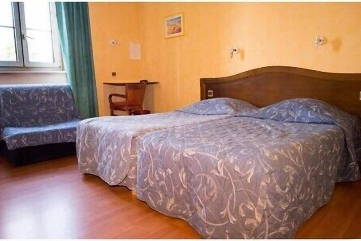 Twin Room | Premium bedding, desk, soundproofing, iron/ironing board (on request)