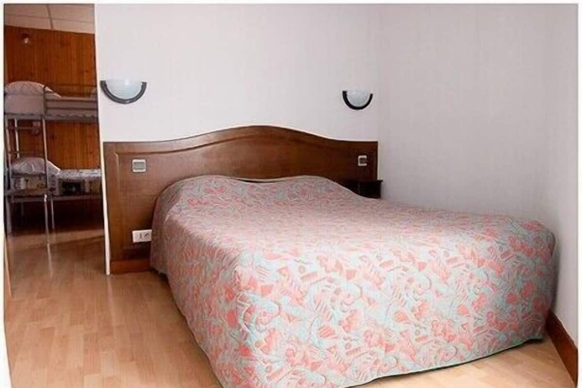 Premium bedding, desk, soundproofing, iron/ironing board (on request)