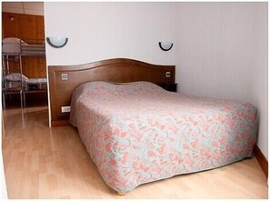 Premium bedding, desk, soundproofing, iron/ironing board - Hôtel de France (Dinan)