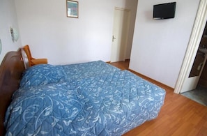 Luxe beddengoed, een bureau, geluiddichte muren