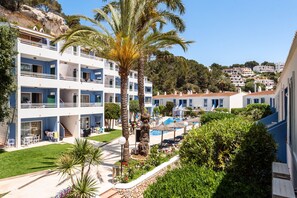 Seasonal outdoor pool, pool umbrellas, sun loungers