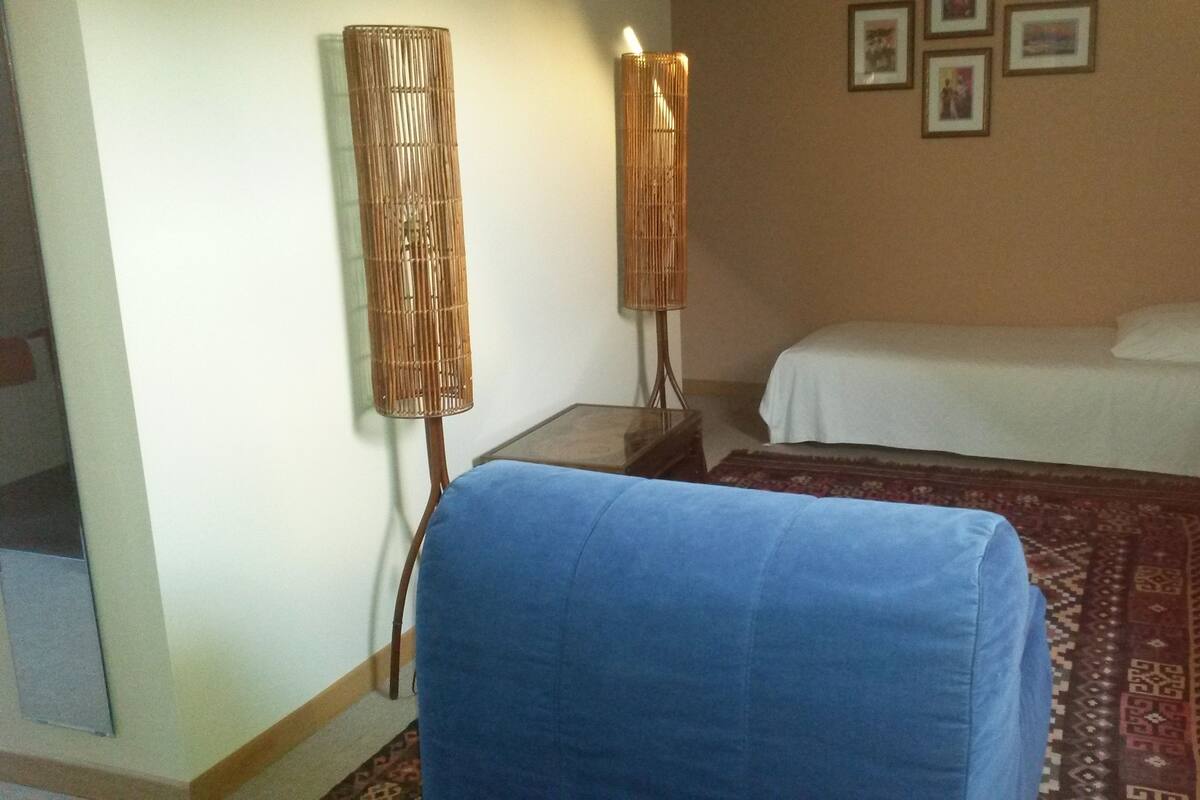 Premium bedding, desk, cots/infant beds, free WiFi