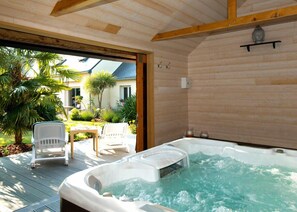 Indoor spa tub