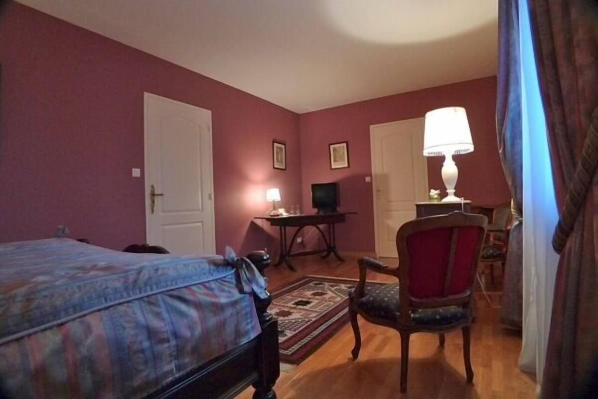 Premium bedding, desk, cots/infant beds, free WiFi