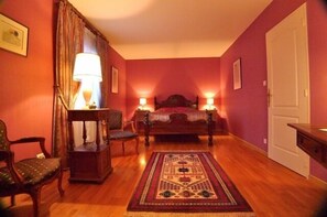 Premium bedding, desk, cots/infant beds, free WiFi