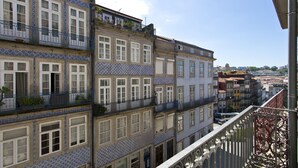 A multi-story building with balconies and a view of the cityscape. - RVA Porto Central Flats (Porto)