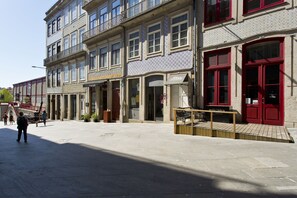 A street with buildings, including a shop with a sign that says "Cerveja".