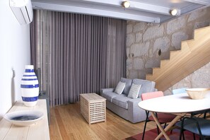 Departamento, 2 habitaciones, mezzanine | Área de sala de estar | Televisión LED 