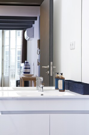 Departamento, 2 habitaciones, mezzanine | Lavabo en el baño