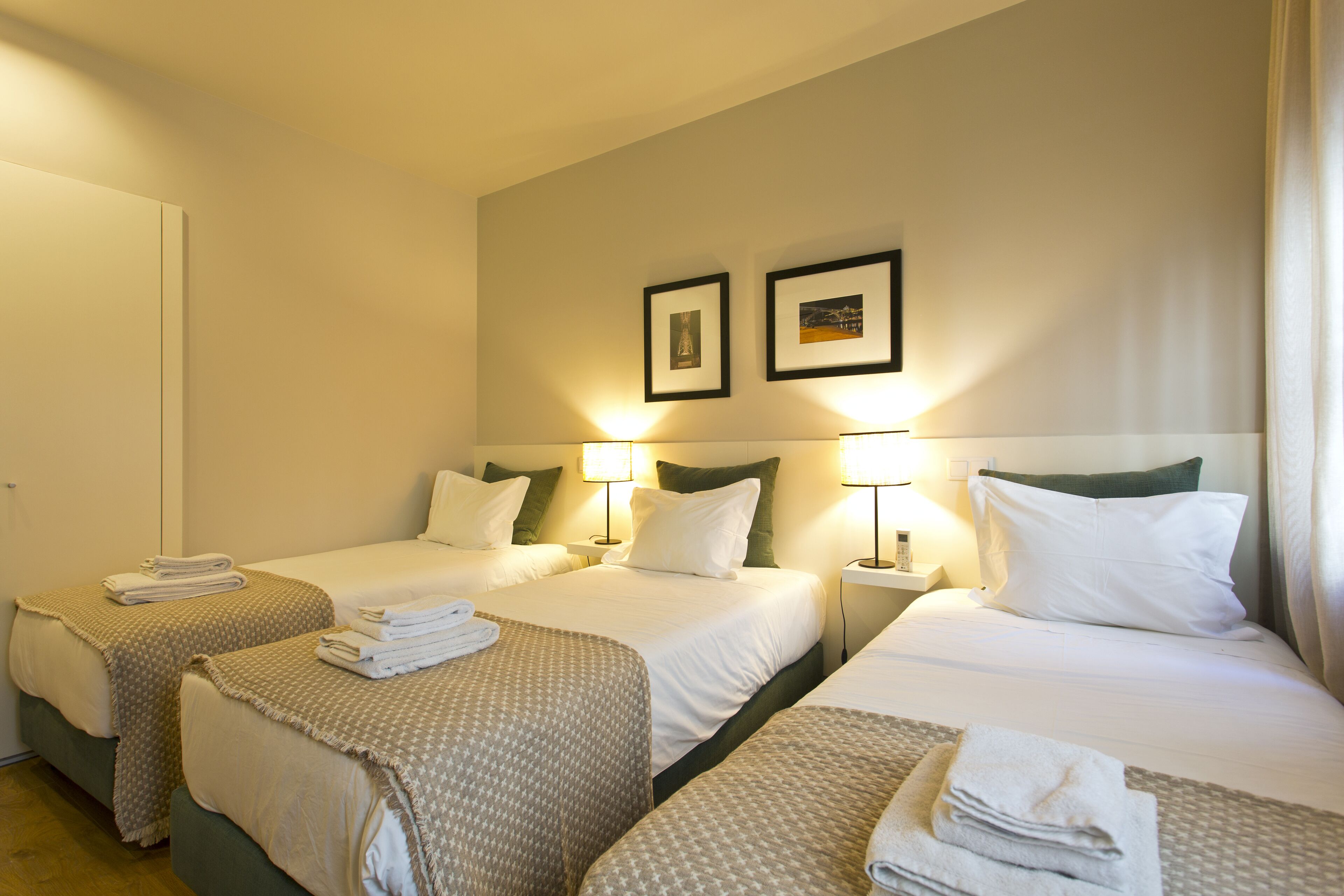 Superior-Apartment, 3 Schlafzimmer | Schallisolierte Zimmer, Bügeleisen/Bügelbrett, kostenlose Babybetten