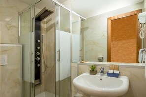 Shower, free toiletries, towels