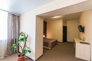 Habitación doble estándar | Área de sala de estar | Televisión LCD y reproductor de DVD 