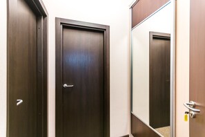 Habitación doble económica | Área de sala de estar | Televisión LCD y reproductor de DVD 