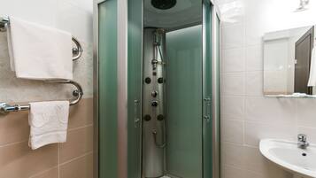 Economy Room | Bathroom | Free toiletries, hair dryer, towels