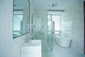 Gallery Quadruple Room, 2 Queen Beds | Bathroom | Free toiletries, hair dryer, slippers, towels - Look B&B (Yuchi)