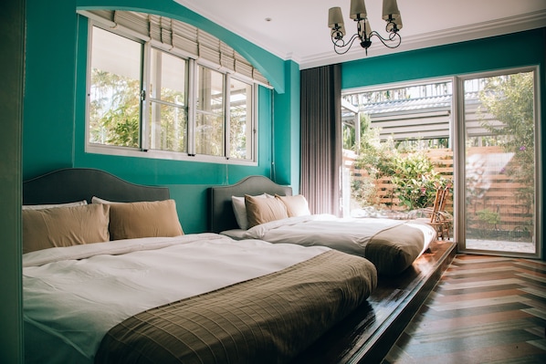 Vierpersoonskamer | Luxe beddengoed, een gratis minibar, een bureau