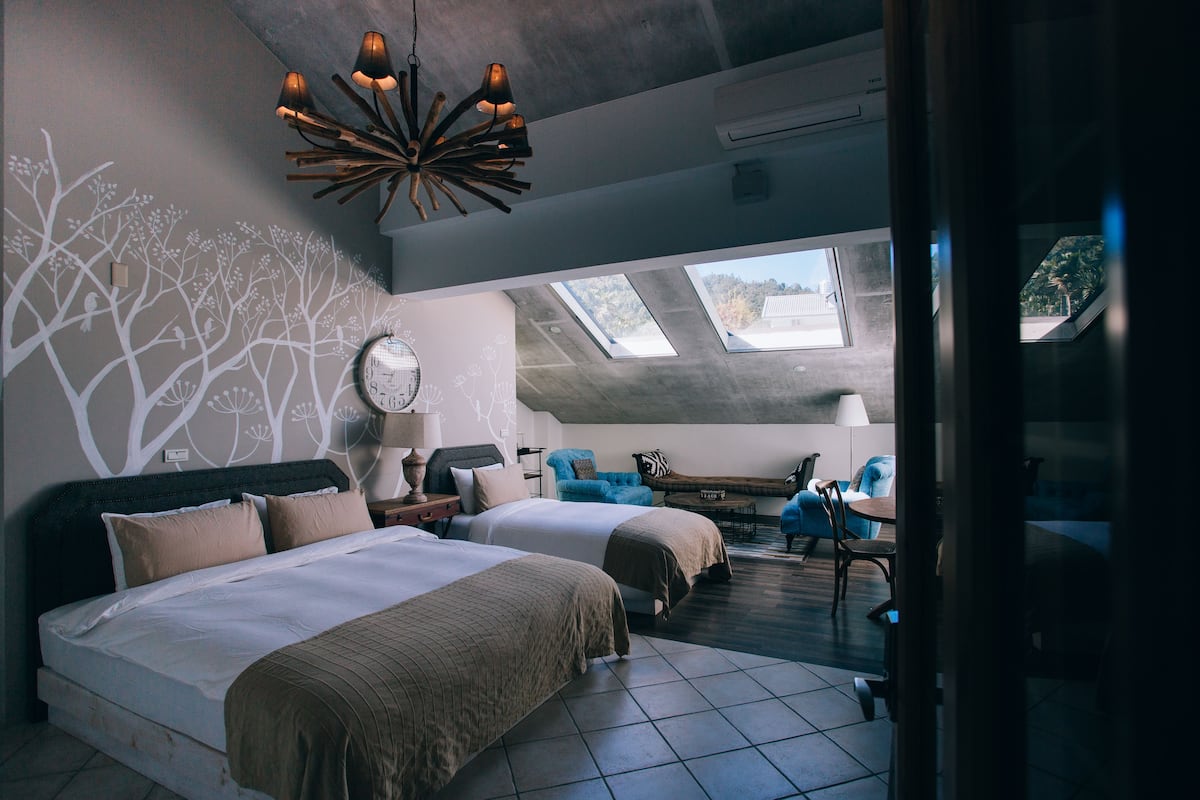 Ropa de cama de alta calidad y minibar con artículos gratuitos