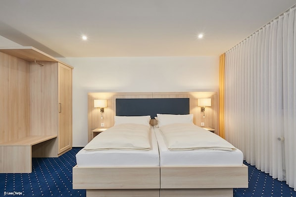 Chambre triple | Literie de qualité, coffre-fort, bureau, rideaux d’obscurcissement