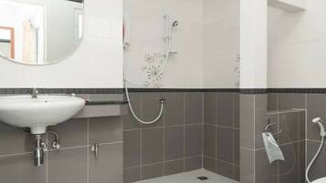 Een douche, gratis toiletartikelen, handdoeken