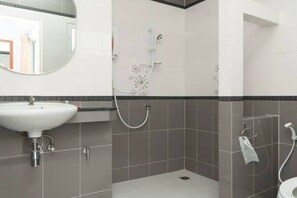 Buồng tắm vòi sen, đồ dùng nhà tắm miễn phí, khăn tắm 