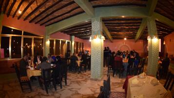 Aperto a colazione, pranzo e cena, cucina marocchina