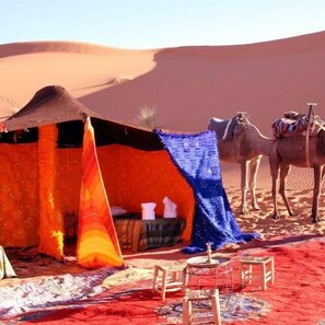 Tent | Peralatan tempat tidur premium, peti besi dalam bilik 