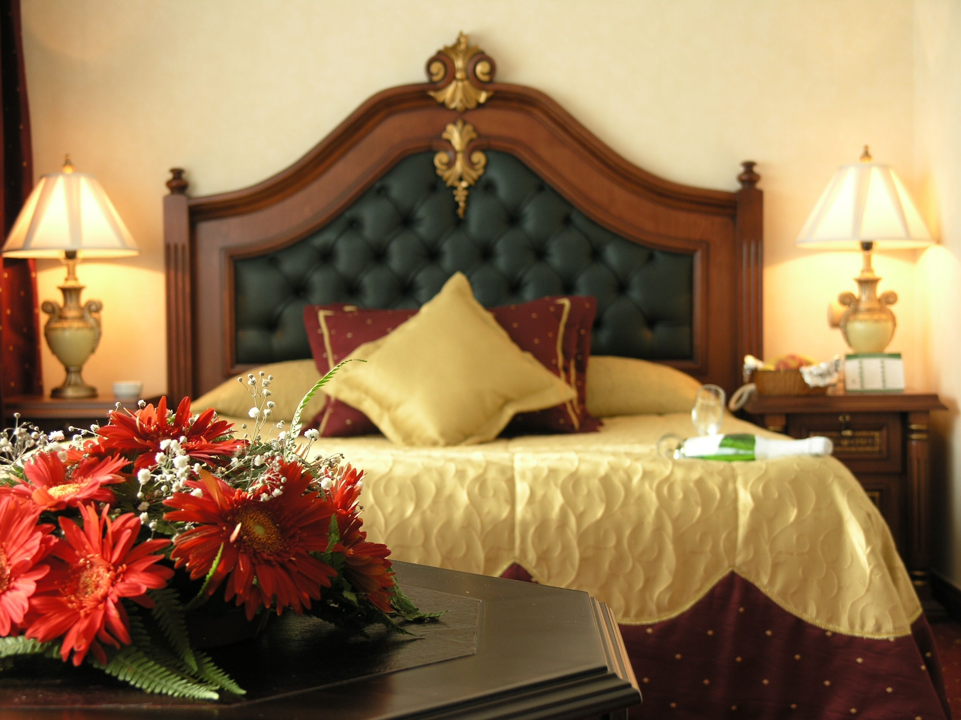 Minibar, coffres-forts dans les chambres, bureau, rideaux occultants