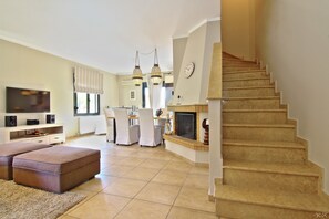 Villa Premium, 4 habitaciones | Sala de estar | Televisión de pantalla plana y chimenea 