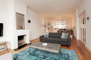Deluxe Apartment, 3 Bedrooms | Living area | Flat-screen TV - Stayci Serviced Apartments Royal Nassau (The Hague)