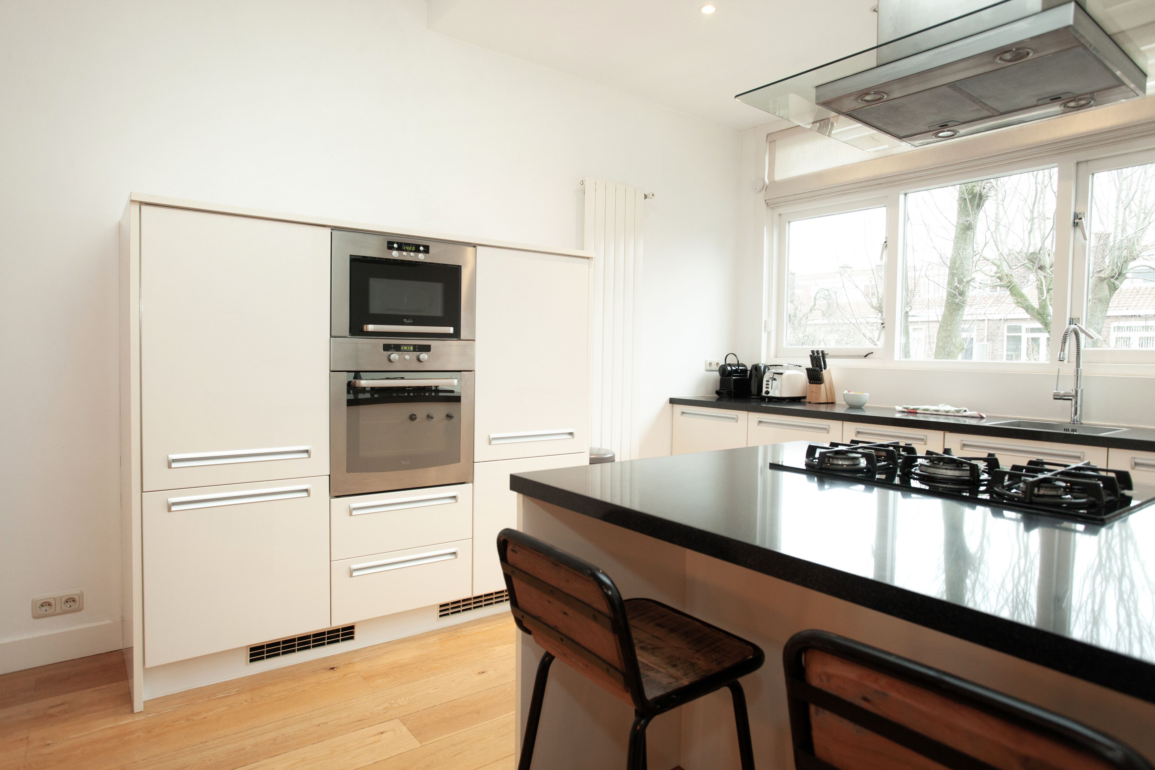 Deluxe appartement, 3 slaapkamers | Privékeuken | Een koelkast/vriezer, een magnetron, een kookplaat, een vaatwasser