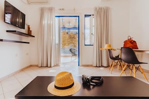 Comfort Apartment | Living area | Flat-screen TV - Vithos Aparthotel (Astypalaia)