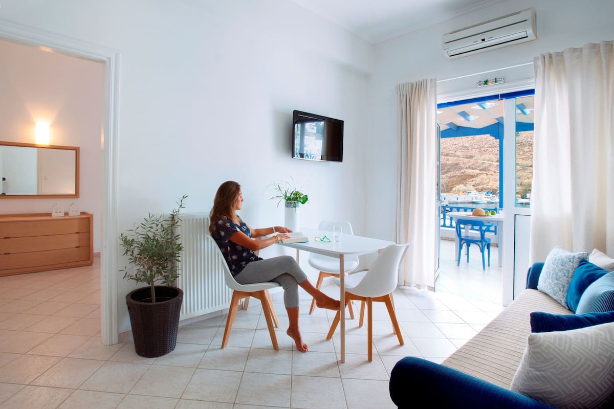 Superior-Apartment, 1 Schlafzimmer, Küche, Strandblick | Wohnbereich