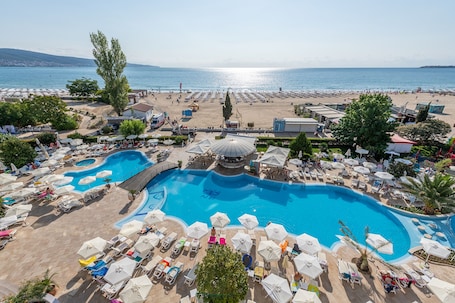 Indoor pool, seasonal outdoor pool, pool umbrellas, pool loungers. Sentido Hotel Neptun Beach - All inclusive