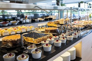 供应早餐、午餐和晚餐