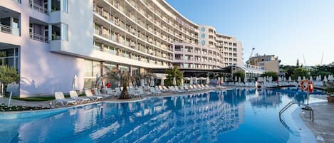 屋内プール、季節限定屋外プール、プール パラソル、サンラウンジャー