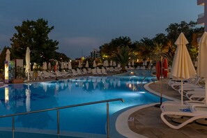 Indoor pool, seasonal outdoor pool, pool umbrellas, sun loungers - Sentido Hotel Neptun Beach - All inclusive (Sunny Beach)