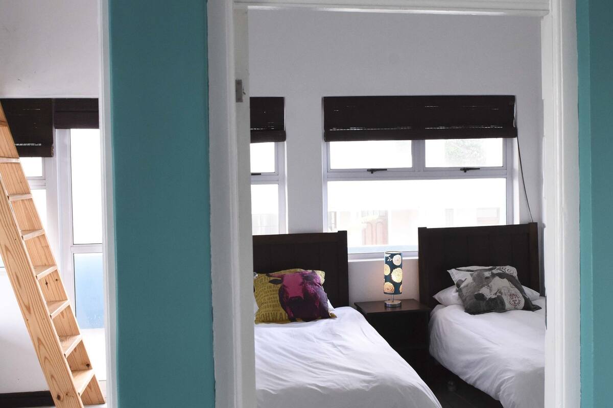 Chambre Standard avec lits jumeaux, salle de bains commune