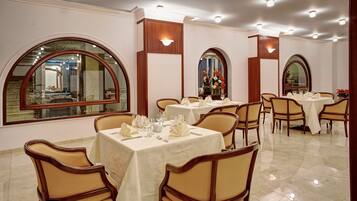 Daily continental breakfast (EUR 15 per person)