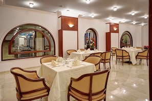Déjeuner continental (15 EUR par personne)