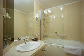 Single Room | Bathroom | Combined shower/bathtub, hair dryer, slippers, towels - Citrin Hotel - Adults Only  (Brasov)