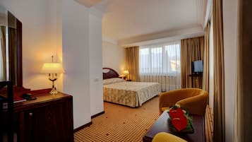 Executive kamer, 1 twee- of 2 eenpersoonsbedden (Comfy) | Een minibar, een kluis op de kamer, een bureau, geluiddichte muren