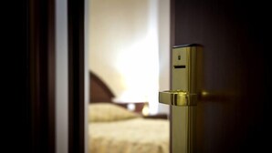 Puerta de una habitación de hotel con cerradura electrónica.