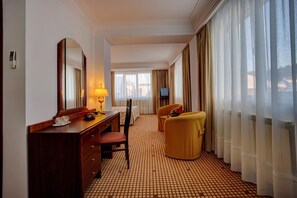 Minibar, caja de seguridad en la habitación y escritorio