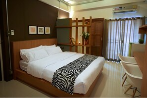 Desk, blackout curtains, free WiFi, bed sheets - Euanjitt Chill House (Khon Kaen)