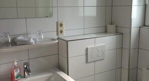 Standaard tweepersoonskamer, niet-roken | Badkamer | Een douche, handdoeken