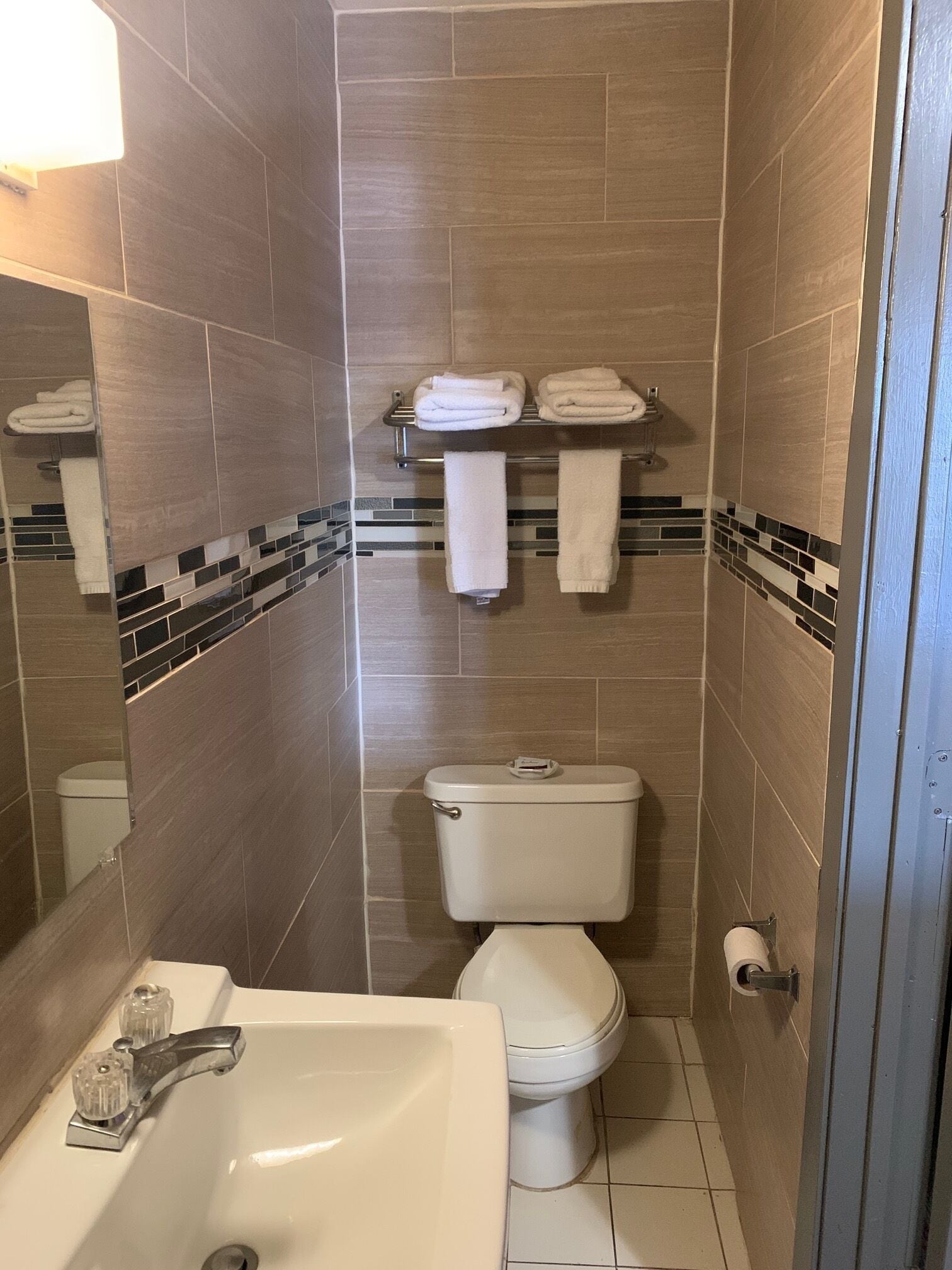 Combined shower/bathtub, free toiletries