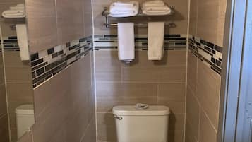 Combined shower/bathtub, free toiletries
