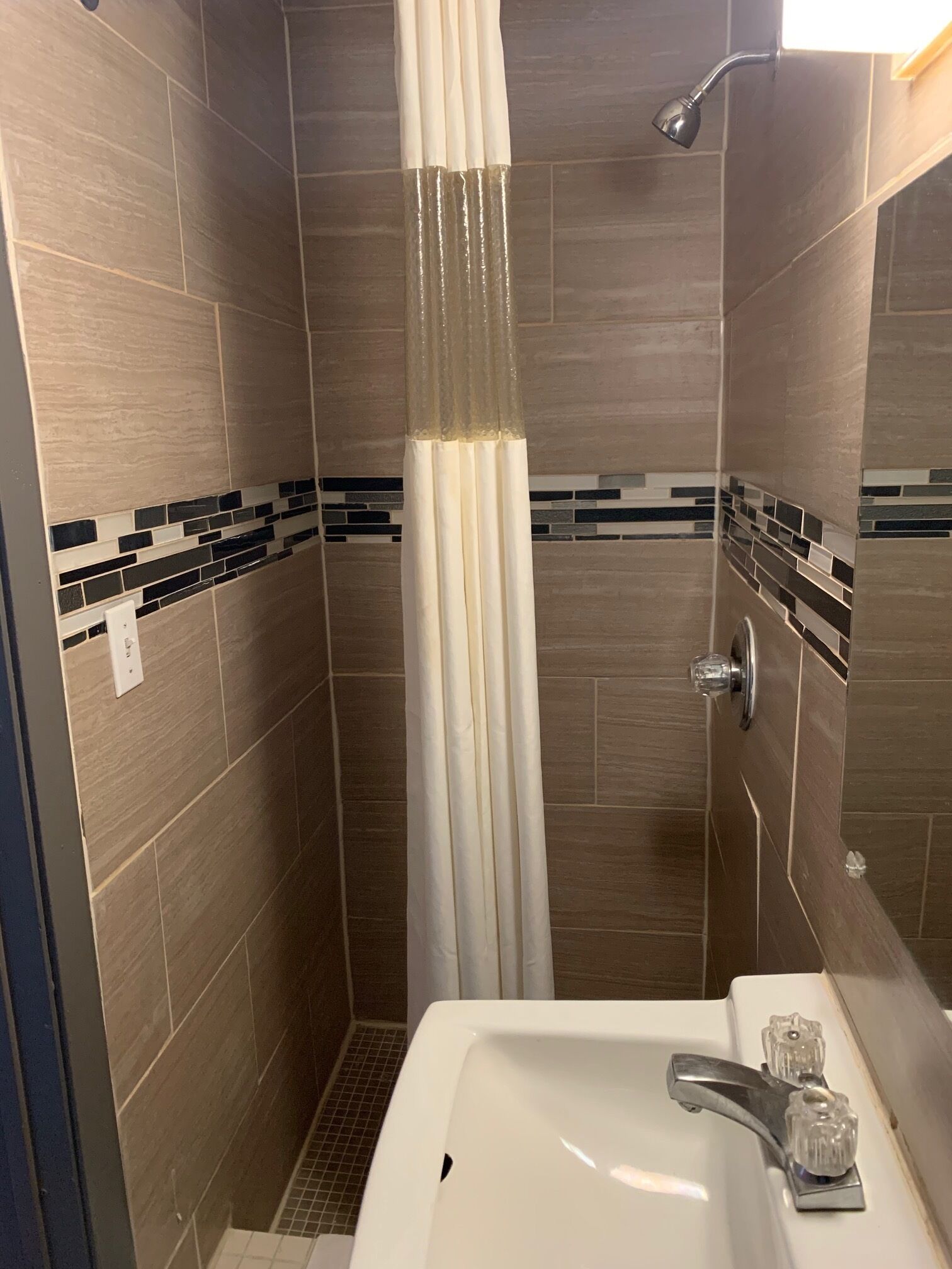Combined shower/tub, free toiletries